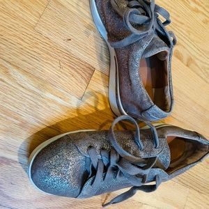 Woman’s 8.5 Gentle Souls Fashion Tennis shoe